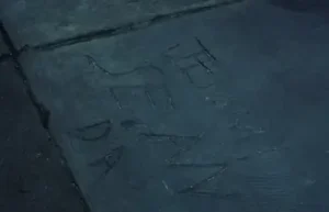 映画『ミスティックリバー』のラストシーンに再登場した、デイブだけが名前を刻み終えられなかったアスファルト