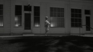 映画『お熱いのがお好き』で偽の大富豪ジュニアが待つ桟橋へと走るシュガー
