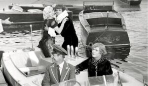 Le film:« Certains l'aiment chaud(Some Like It Hot) »:La scène sur le quai où la musique est la seule chose qui est en retard par rapport aux actions des personnages.