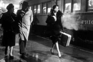映画『お熱いのがお好き』でフロリダ行の列車へと歩くマリリン・モンロー