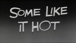 Le film:« Certains l'aiment chaud(Some Like It Hot) »:Dans le générique d'ouverture, la musique déclare que je suis là après les trois personnages principaux.